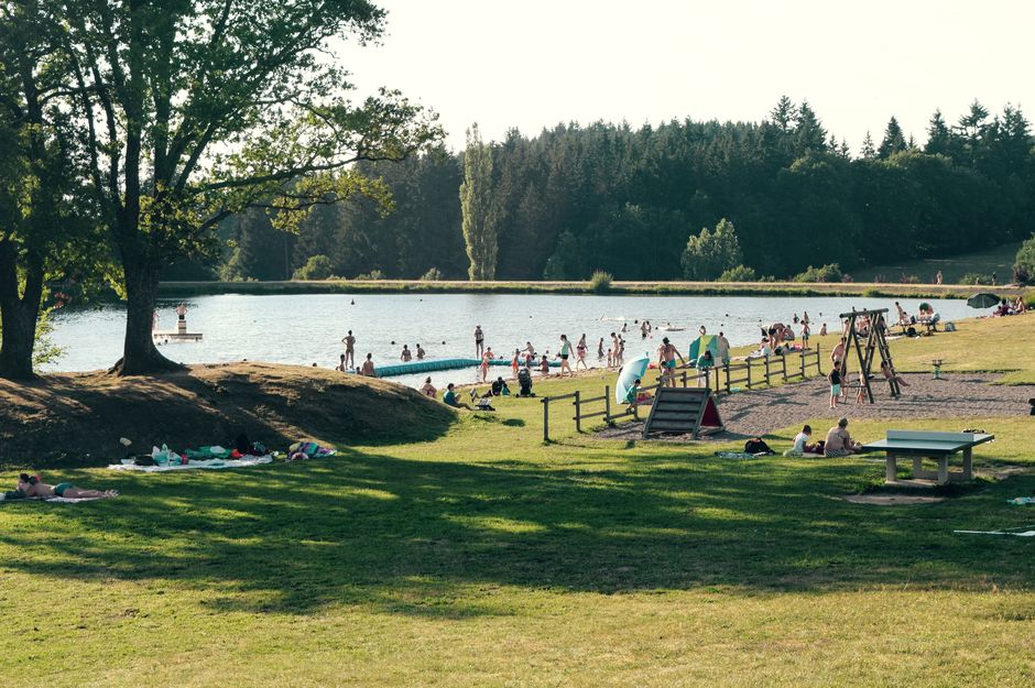 symming on artificial lake, Vernet-la-Varenne, parc du Livradois-Forez