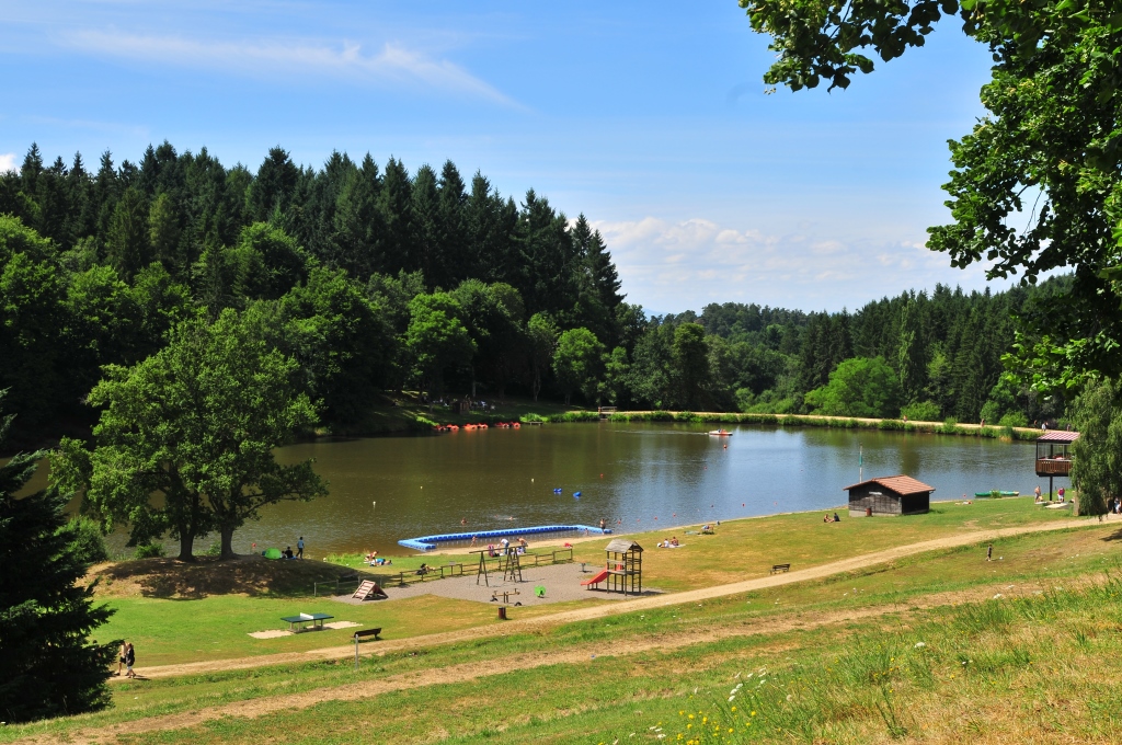 Swimming in the Vernet-la-Varenne lake, Auvergne