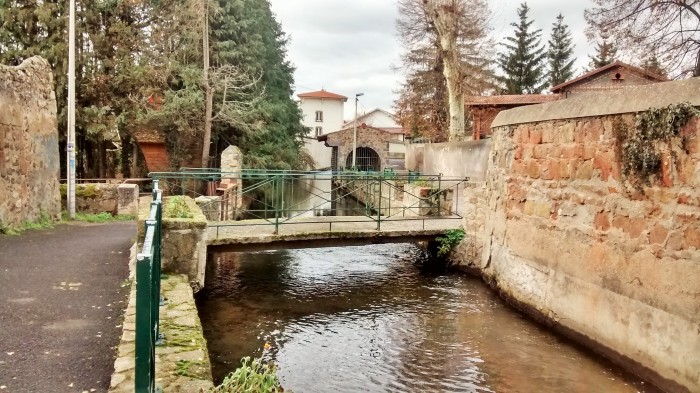 Bief rue Barrière à Issoire