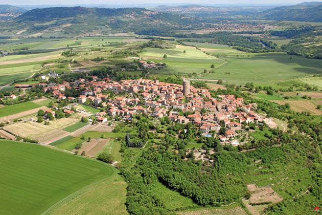 Vue aérienne de Montpeyroux, Un des Plus Beaux Villages de France du Puy-de-Dôme