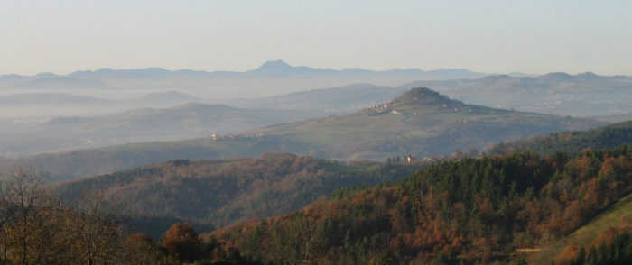 Vue sur la chaîne des Puys depuis le Parc Naturel Régional du Livradois-Forez