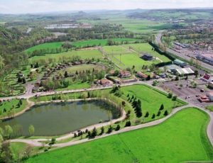 Vue aéiienne du camping du mas près du plan d'eau du mas