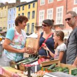 Achat de légumes au marché d'Issoire sur la place de la République