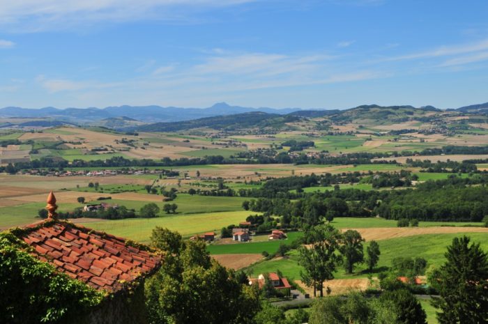 Vue sur la chaîne des Puys depuis le village d'Usson, l'un des Plus Beaux Villages de France