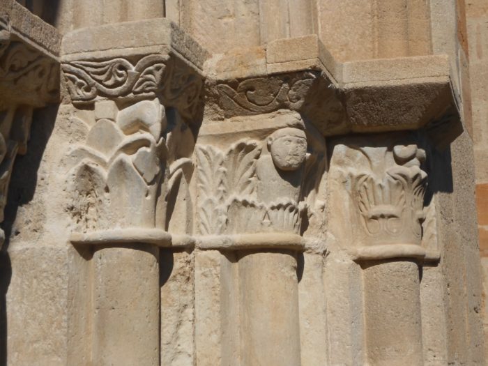 Chapiteau de l'église romane Notre-Dame-de-Mailhat près d'Issoire