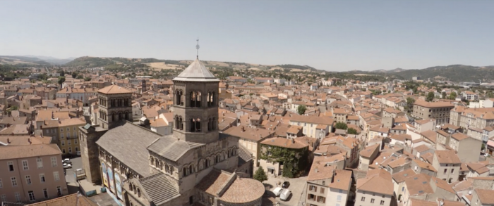 Issoire avec l'abbatiale vue en drone