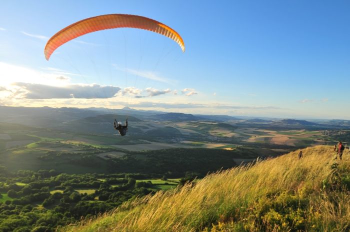 Décollage en parapente depuis le pic d'Ysson