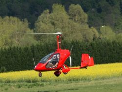 Vol en autogire , à l'aérodrome d'Issoire, au centre de l'Auvergne