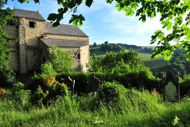 Chapelle de Roche-Charles-La-Mayrand dans le Cézallier, en auvergne, chapelle romane