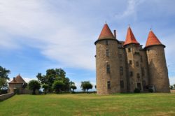 Château de Montfort au Vernet-la-Varenne, qui abbrite aujourd'hui la maison de l'améthyste