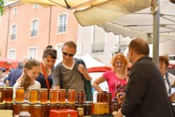 Dégustation de miel au marché d'Issoire