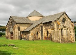 Abbaye de mégemont , dans un vallon isolé, à Chassagne