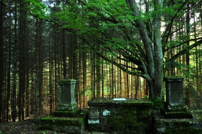 Début du chemin de croix sur la randonnée de la chapelle de Roche-Charles