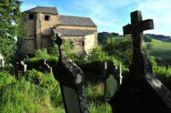 Cimetière autour de la chapelle de Roche-Charles dans le Cézallier