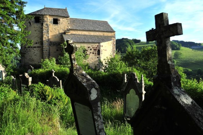 Cimetière autour de la chapelle de Roche-Charles dans le Cézallier