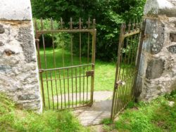 Entrée du cimetière, chapelle romane de Roche-Charles