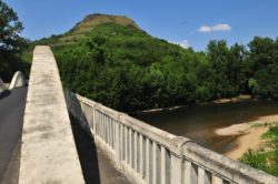 Plage du bord d'Allier, pont pakowski à Nonette, puy-de-dôme, auvergne