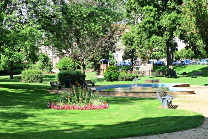 aire de jeux, table de pique-nique, fraîcheur, le quare René Cassin ets un havre de paix dans le centre vile d'Issoire