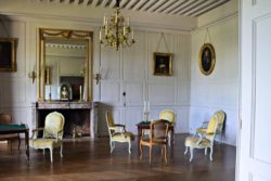 Salon blanc, pièce restaurée en 2016 au château de Villeneuve-Lembron, portraits de famille, salon de jeu