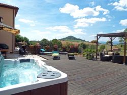 Jacuzzi, chambre d'hote la maison du puy gros à usson