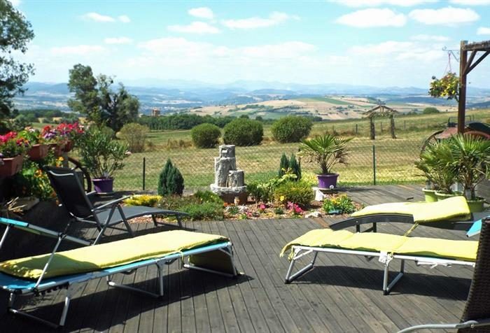 vue depuis chambre d'hote la maison du puy gros à usson