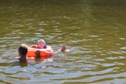 Baignade en famille au plan d'eau du vernet-la-varenne