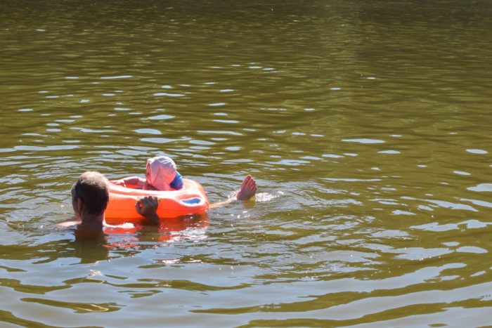 Baignade en famille au plan d'eau du vernet-la-varenne