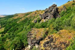 Grottes de Perrier depuis le plateau de Pardines