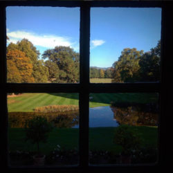 Vue sur les jardins du château de Parentignat depuis le château