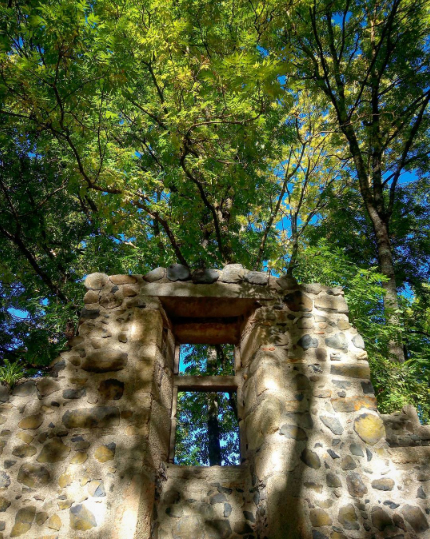 Fenêter en ruine à Usson