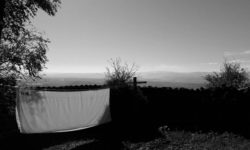 drap qui sèche à Usson, plus beaux village de France