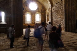 visite de l'intérieur de l'abbaye de mégemont, cézallier