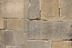 Travaux à l'abbatiale Saint Austremoine 2017 : Joints façade Sud avant restauration