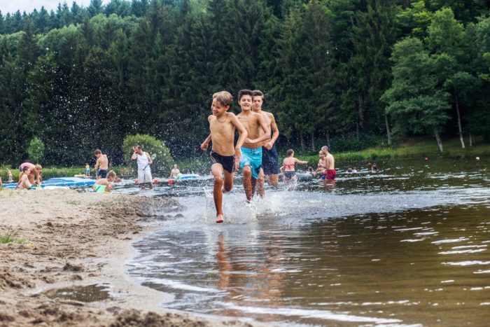 Baignade au plan d'eau du Vernet-la-Varenne, parc livradois-forez