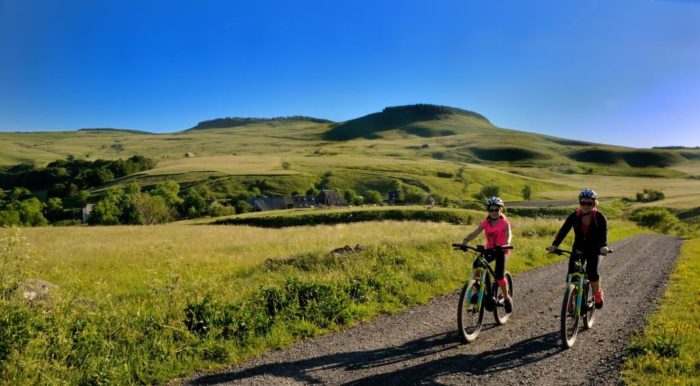 Location de vélo domaine de parrot en été anzat le luguet cézallier