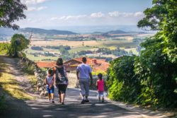 Balade en famille à Usson, un des Plus Beaux Villages de France