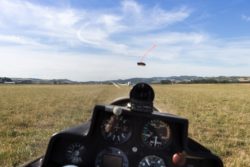 Assise dans le planeur sous une bulle