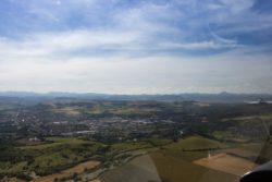 vue aérienne d'issoire et chaine des puys