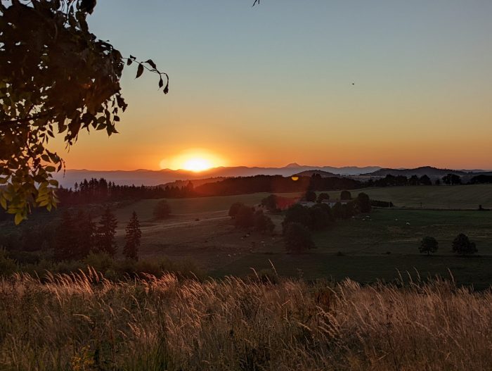 Coucher de soleil chaîne des Puys depuis le Château de Monfort @Julie Lobstein