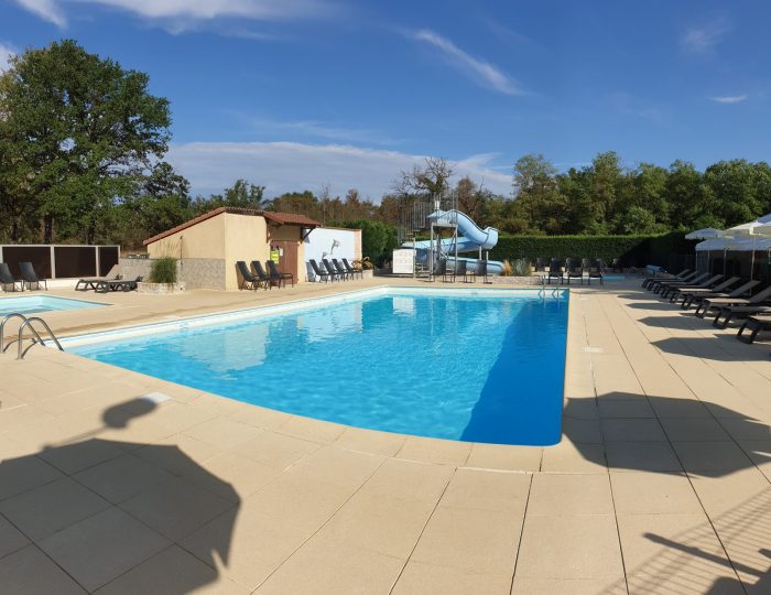 Piscine et tobogan